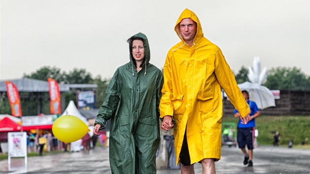 Nultý den festivalu Rock for People strávili milovníci muziky v plátnkách.