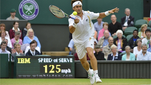 FORHEND. David Ferrer pi úderu v osmifinále Wimbledonu.