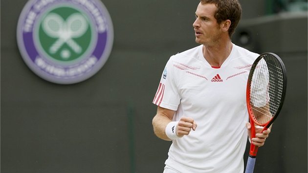 POSTUP. Andy Murray je ve Wimbledonu u ve tvrtfinle.