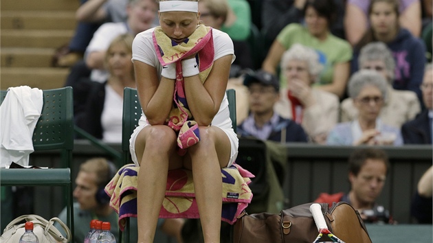 KONEC. Petra Kvitová nestaila ve tvrtfinále Wimbledonu na Serenu Williamsovou.
