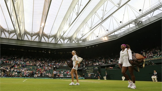 PED ZÁPASEM. Petra Kvitová a Serena Williamsová pichází na centrální kurt ve