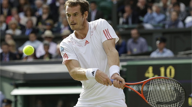 BEKHEND. Andy Murray pi úderu ve tvrtfinále Wmbledonu proti Davidu Ferrerovi.