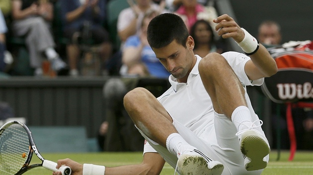 NA ZEMI. Novak Djokovi po pádu ve wimbledonském semifinále.