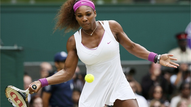 NÁPAH NA FORHEND. Serena Williamsová se soustedí na úder ve finále Wimbledonu
