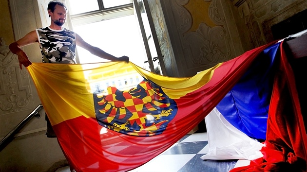 Údržbář Bedřich Hradil vyvěsil moravskou vlajku na brněnskou Novou radnici (5. Údržbář Bedřich Hradil vyvěsil moravskou vlajku na brněnskou Novou radnici (5.
