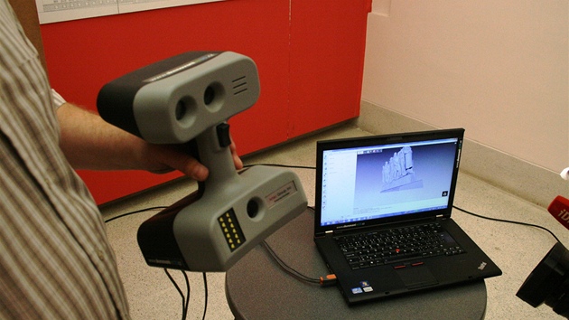 3D skener v relu. Na obrazovce je nezpracovan obraz