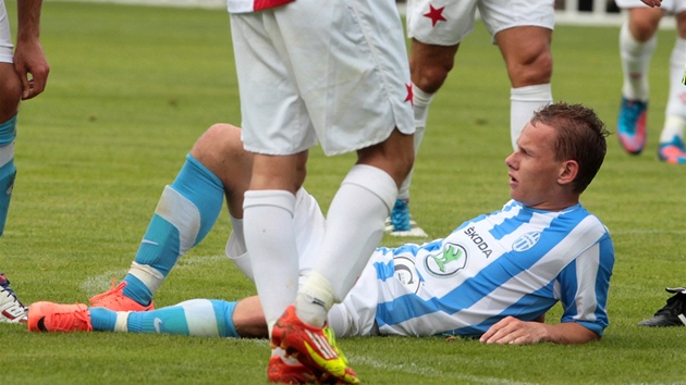 Lehkonohý boleslavský útočník Jan Chramosta bývá často zastavován fauly... Lehkonohý boleslavský útočník Jan Chramosta bývá často zastavován fauly...