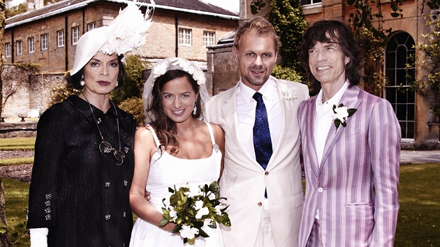 Svatba Jade Jaggerové - matka nevsty Bianca Jaggerová, nevsta Jade Jaggerová,