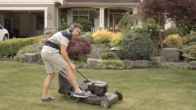Doug Pitt v reklam seká zahradu.