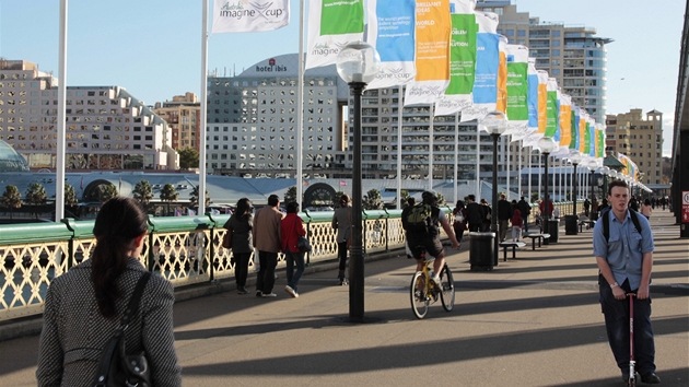 Vlajky Imagine Cupu na slavném otoném most Pyrmont Bridge.