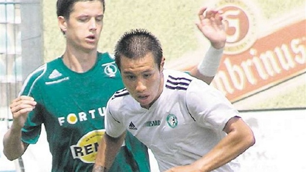 ČECHOVIETNAMEC V AKCI. Mostecký fotbalista Michal Nguyen (v bílém) v přípravě s ČECHOVIETNAMEC V AKCI. Mostecký fotbalista Michal Nguyen (v bílém) v přípravě s