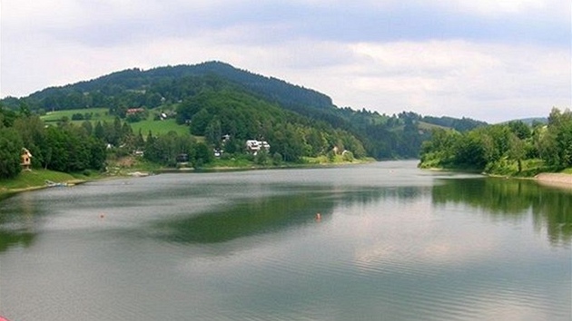 Foceno z hráze přehrady Bystřička, která leží v Beskydech mezi městy Vsetín a Foceno z hráze přehrady Bystřička, která leží v Beskydech mezi městy Vsetín a