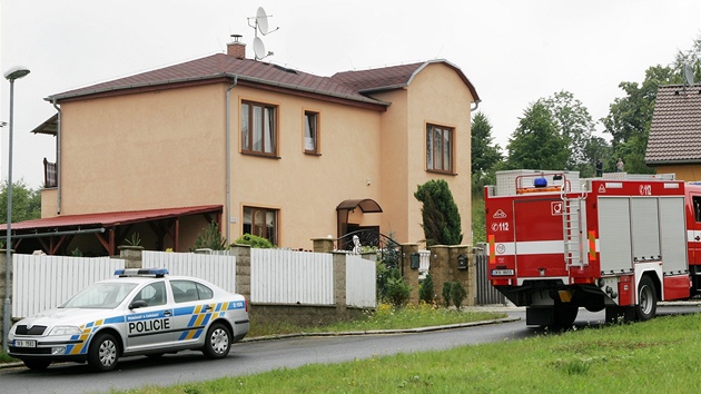 Dm ve Veborovicch, kde se zejm stala dvojnsobn vrada. Na mst byli dopoledne i hasii. Podle nepotvrzench informac maj erpat vodu ze studny, kde policie dajn hled zbra.  