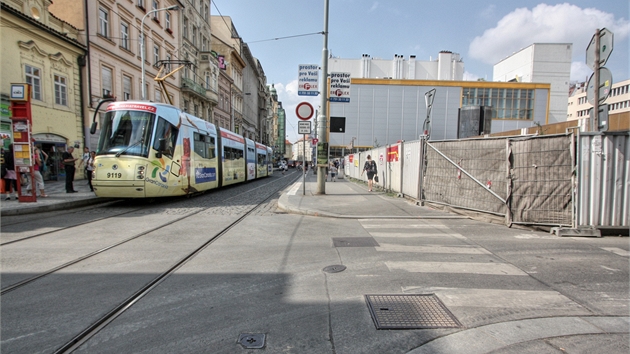 Spálená ulice a prostor před vestibulem metra Národní třída v roce 2012 Spálená ulice a prostor před vestibulem metra Národní třída v roce 2012