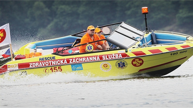 Vodní záchrannou službu na Orlíku zajišťuje Asociace samaritánů. Na snímku je Vodní záchrannou službu na Orlíku zajišťuje Asociace samaritánů. Na snímku je