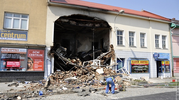 Ve dvoupodlan budov zstala po nrazu kamionu velk dra, kterou je vidt proboen strop a po poru ohoel interir.