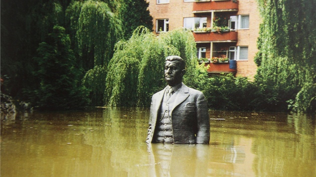 Povodn v Otrokovicích v roce 1997. Na snímku socha Tomáe Bati v místním parku.