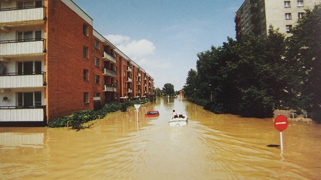 Povodn v Otrokovicích v roce 1997. Na snímku lun plující po tíd Spojenc.