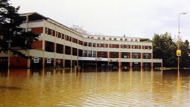 Povodn v Otrokovicích v roce 1997. Na snímku zaplavený Spoleenský dm.