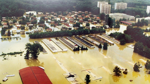 Povodn v Otrokovicích v roce 1997. Letecký snímek zaplaveného msta.