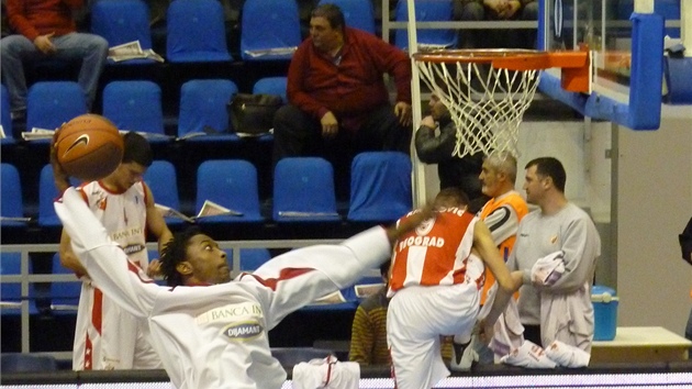 Mike Taylor při rozcvičce Crvene zvezdy Bělehrad. Mike Taylor při rozcvičce Crvene zvezdy Bělehrad.