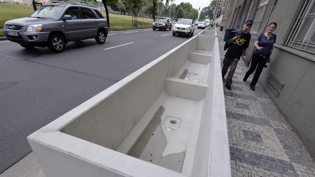 Praha 5 rozmisuje na chodnky na Smchov ob betonov kontejnery.