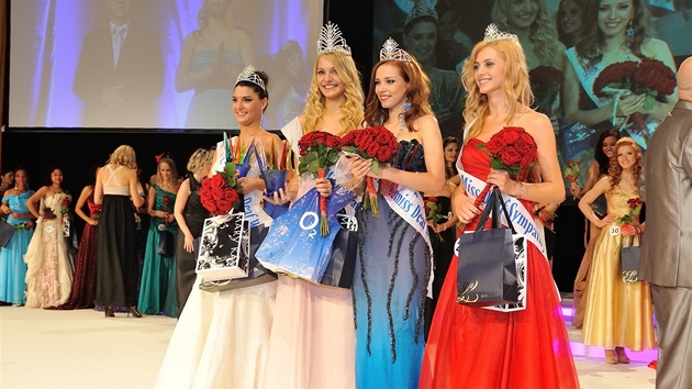 Miss Deaf World 2012 (zleva): první vicemiss Maria Sakvarelaviliová z Gruzie, ...