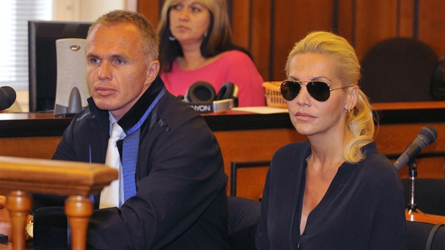 Dara Rolins u Obvodního soudu pro Prahu 2 se svým právníkem Robertem Vladykou