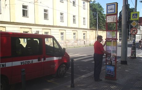 Zamstnanec Dopravního podniku vymuje jízdní ády na zastávce Albertov v