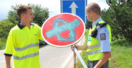 Technik dopravního znaení firmy Znakom Luká Kleka a policejní mluví Bohumil