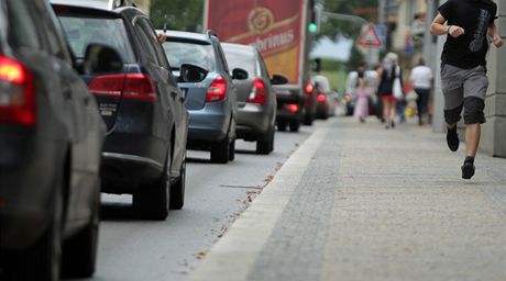 Kolem trnácté hodiny vypdají ulice Mladé Boleslavi nkdy jako jedno velké parkovit (Ilustraní snímek)