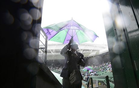 Jeden z organizátor letoního Wimbledonu bhem finále, v nm se utkal Roger