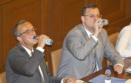 Ministr financí Miroslav Kalousek (TOP 09) a premiér Petr Neas (ODS) se