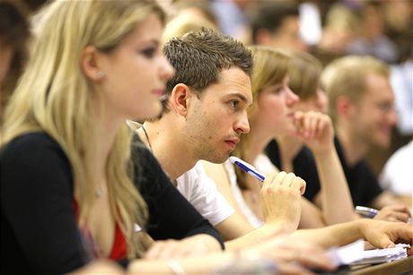 S technickou anglitinou a neminou by mli studenti zaínat u na stední kole. Univerzity zajiují jen odbornou nadstavbu. (Ilustraní snímek)