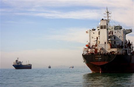 Nákladní tankery v Hormuzském prlivu (ilustraní snímek)