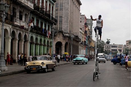 Kubánec Félix Guirola projídí Havanou na svém 560 centimetr vysokém