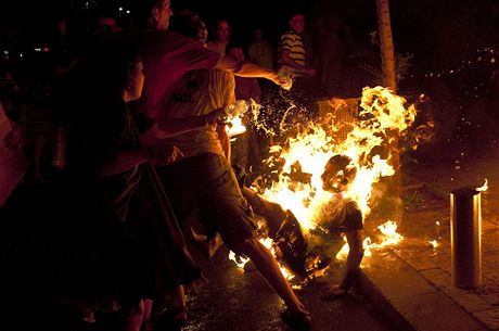 Úastníci telavivských protest se snaí uhasit mue, který se chtl upálit....