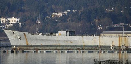 USS Long Beach se prodává zbavená nástaveb a veho vybavení. Zbyl trup a