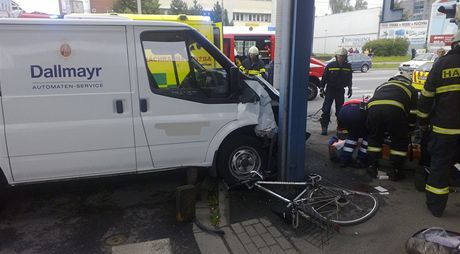 U obchodního centra IGY se stetlo osobní auto s dodávkou. Ta srazila chodkyni