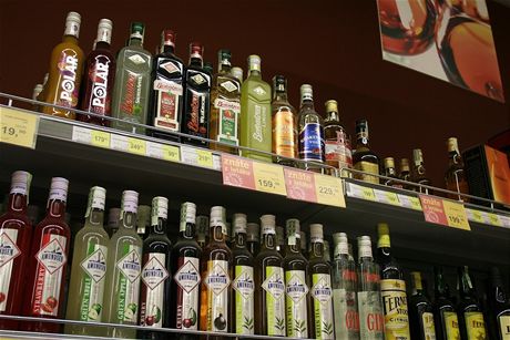 Mu se opíjel ve zlínských supermarketech, bral si alkohol pímo z regál. (Ilustraní snímek)