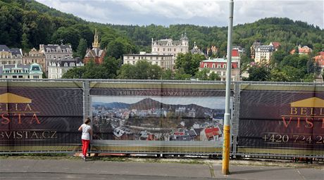 Bilboard v ulici Na Vyhlídce zastínil krásnou vyhlídku na údolí Karlových Var panoramatickou fotografií krásné vyhlídky s reklamou na krásnou vyhlídku z Krásné Vyhlídky (Bella Vista).