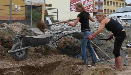 Archeologové v perovské lokalit Na Marku odkrývají základy stavby, o ní