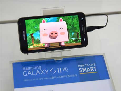 Samsung Galaxy S II HD ve znakové prodejn Samsungu v Soulu