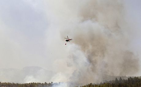 Vrtulník nad lesním poárem na ostrov Tenerife (16. ervence 2012)