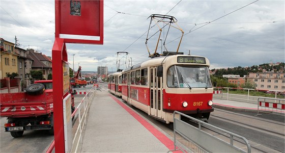 Dvodem tramvajové výluky je stavba metra. (Ilustraní snímek)