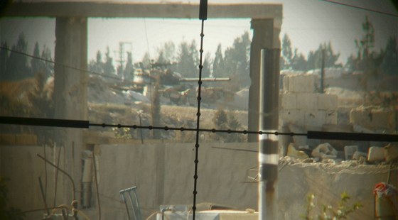 Homs. Pohled skrze zamova snajpra Syrské osvobozenecké armády (15. ervence