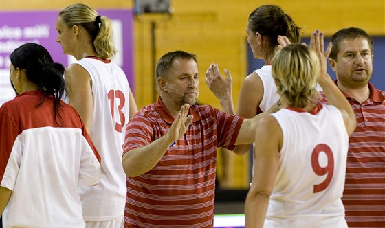 Trenér eských basketbalistek Lubor Blaek (uprosted) blahopeje svému týmu k