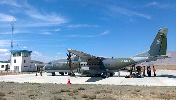 Armádní letoun CASA po dosednutí na letiti v mongolském Bulganu