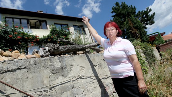 Irena Daková u svého domu v Rohatci. Pi povodních v ervenci 1997 mla ve
