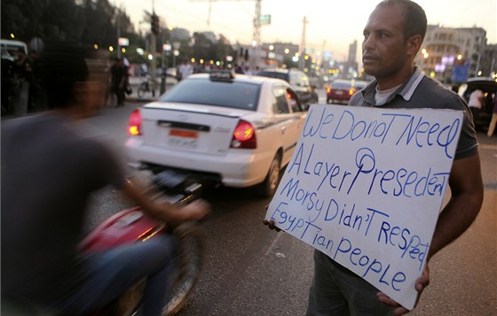 Demonstrant drí transparent namíený proti prezidentovi Mursímu v den, kdy do